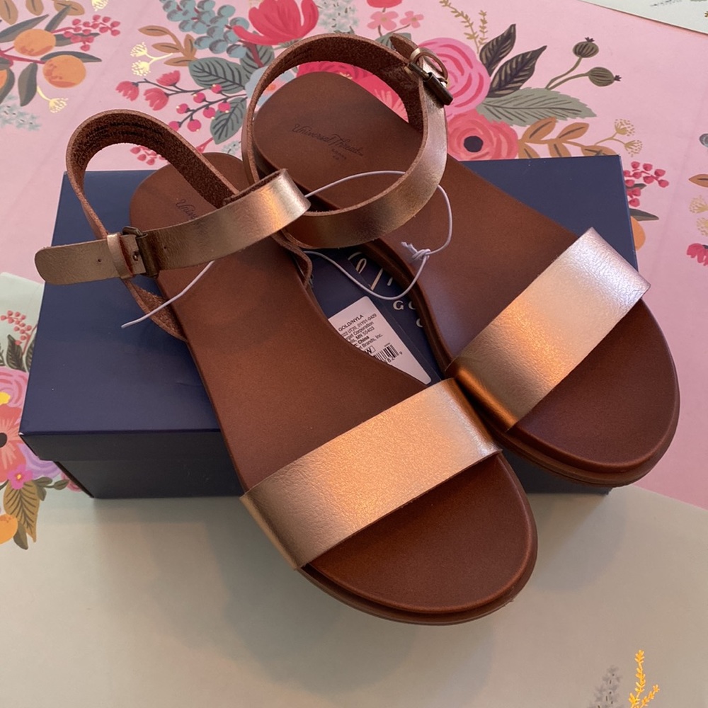New Universal Thread Sandals